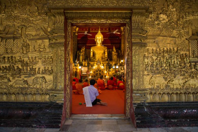 900x600_laos-luang-prabang-wat-mai-temple-praying-monks